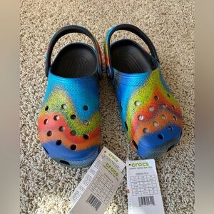 NWT Crocs Classic Spray Dye Clogs Shoes Size Men’s 5 Women’s 7 Hippie Funky E3